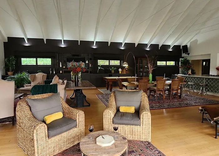 De Luc Farmhouse Ultimate Country Privacy